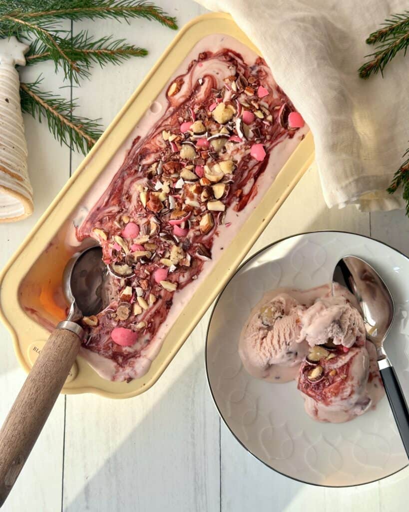 Juleis med marcipan, knas og kirsebærsauce - uden ismaskine