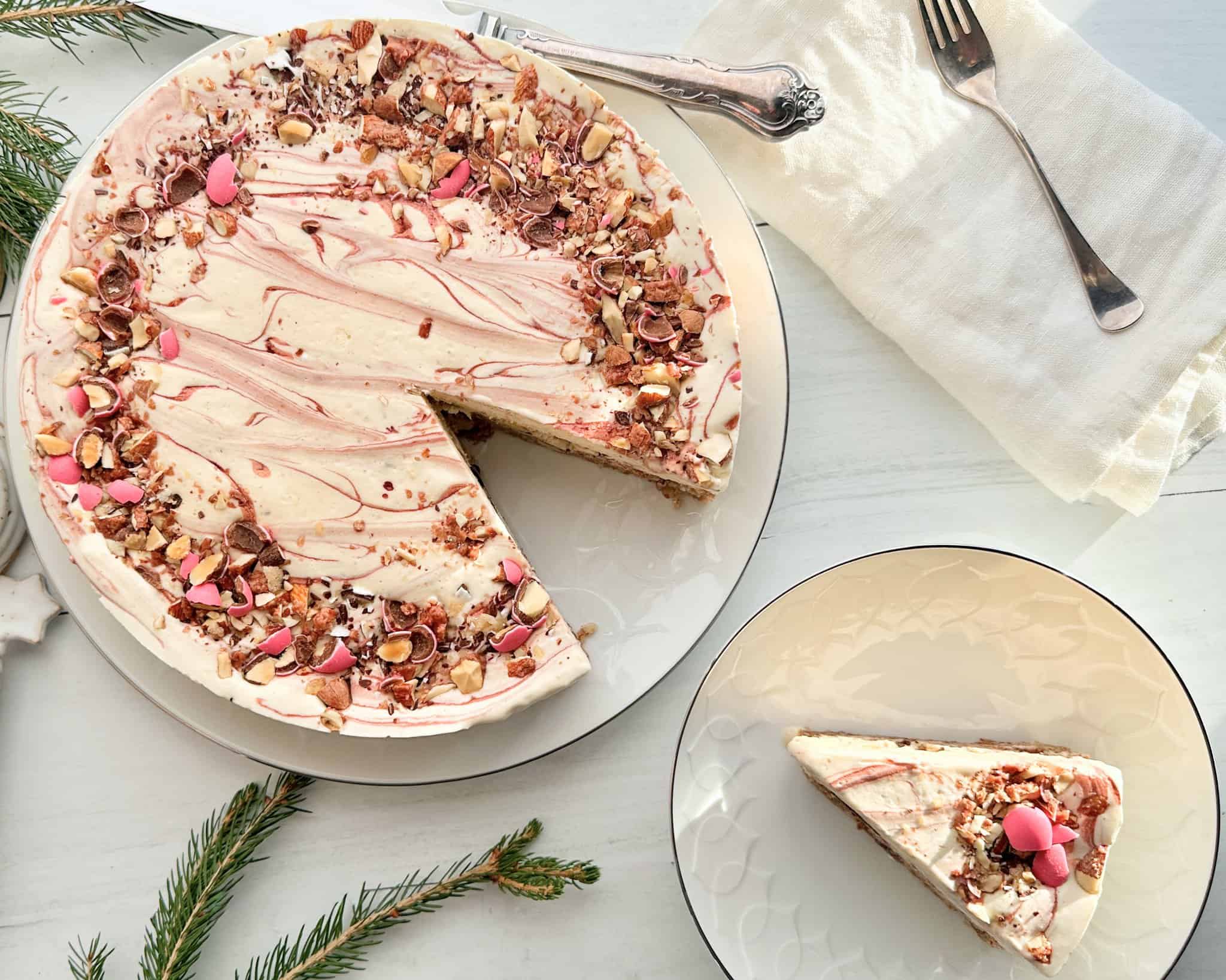 Islagkage - hjemmelavet islagkage med kirsebærsauce og mandelbund