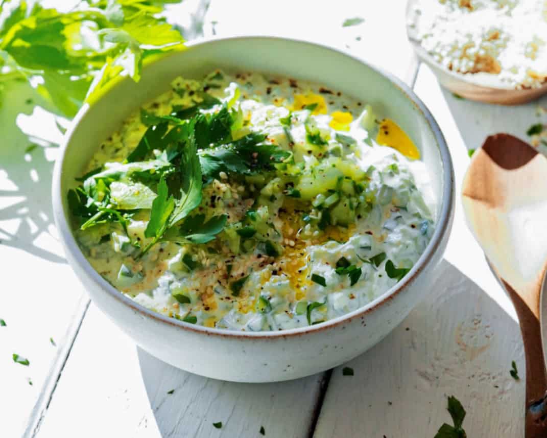 Grov tzatziki - hjemmelavet græsk dip med agurk, hvidløg og græsk yoghurt