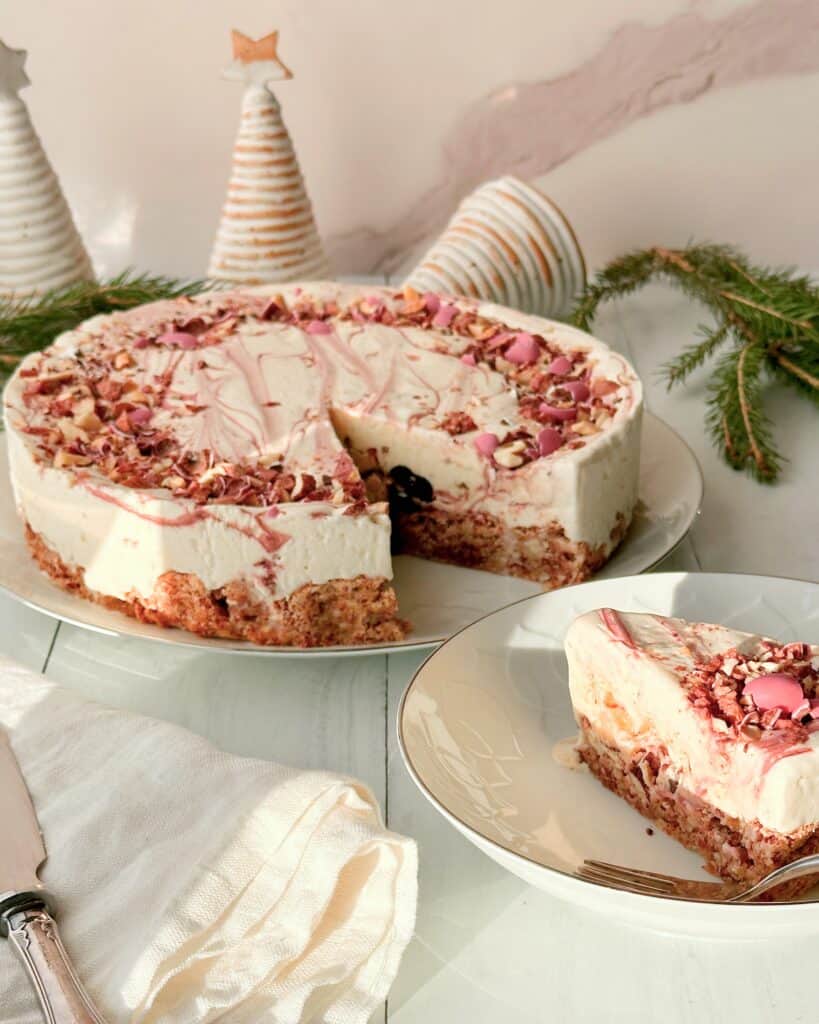 Islagkage - hjemmelavet islagkage med kirsebærsauce og mandelbund