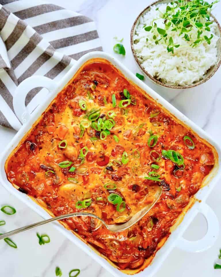 Kylling i fad med grøntsager og cremet sauce med Pikantost.