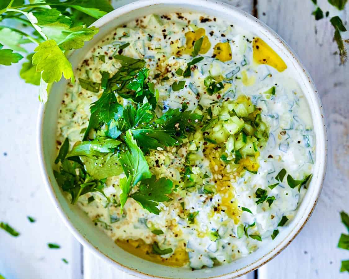 Tzatziki - hjemmelavet græsk dip med agurk, hvidløg og græsk yoghurt