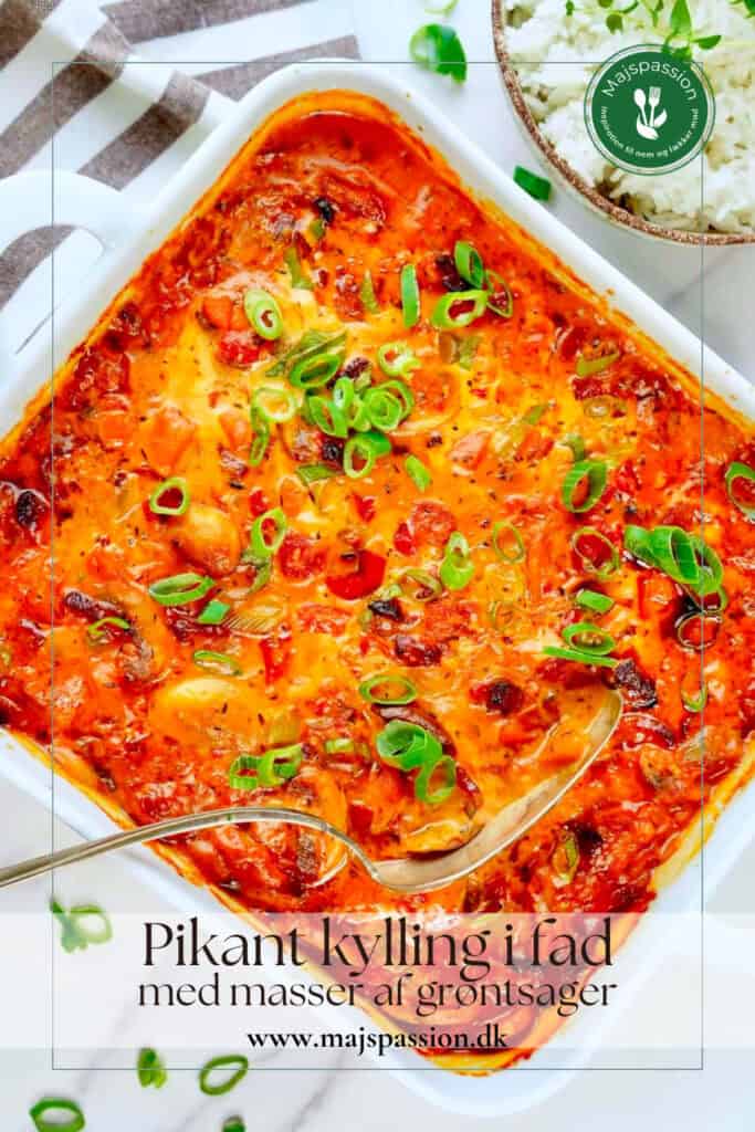 Kylling i fad med grøntsager og cremet sauce med Pikantost.