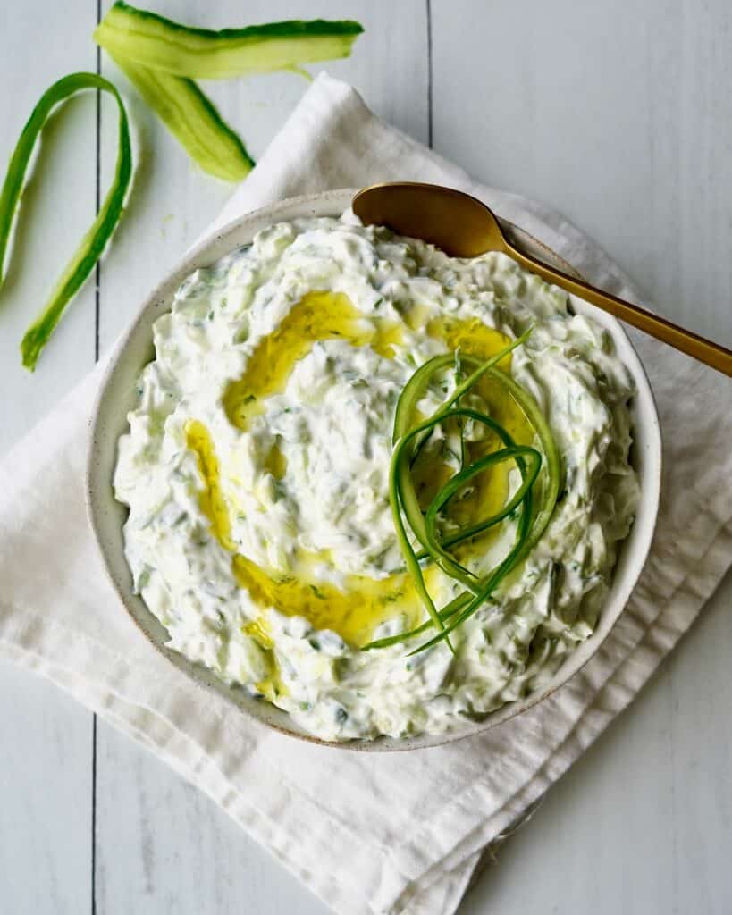 Tzatziki - hjemmelavet græsk dip med agurk, hvidløg og græsk yoghurt