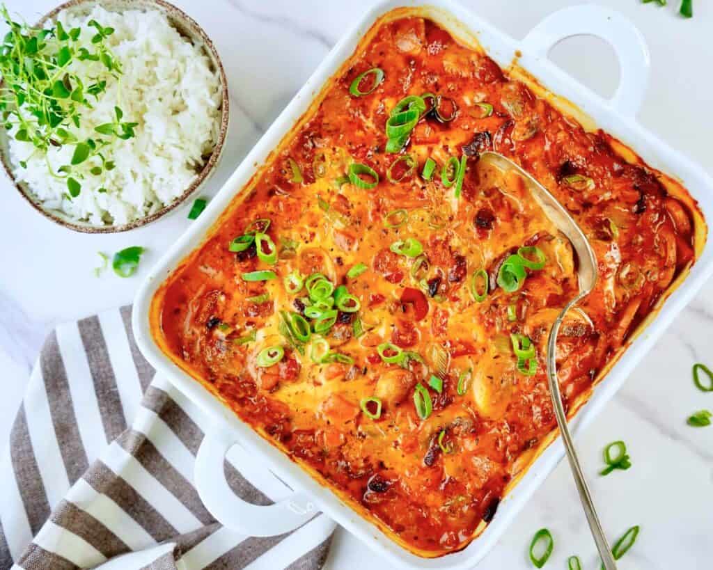 Kylling i fad med grøntsager og cremet sauce med Pikantost.