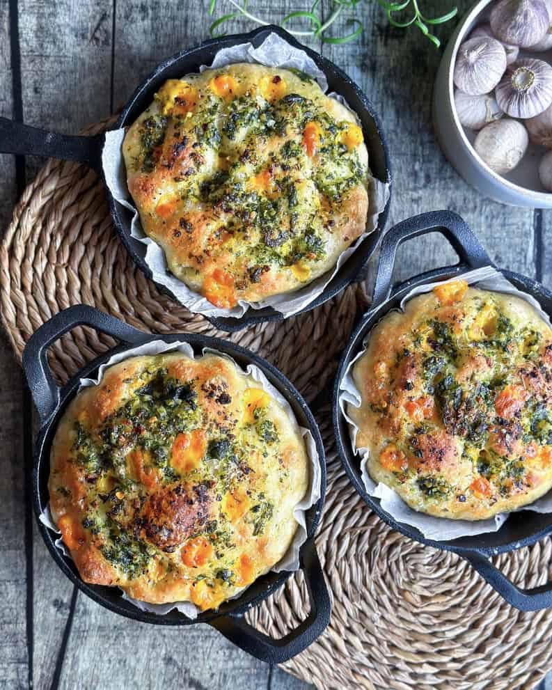 Focaccia med ost og hvidløgssmør - bagt i lille bradepande eller små jernpander.