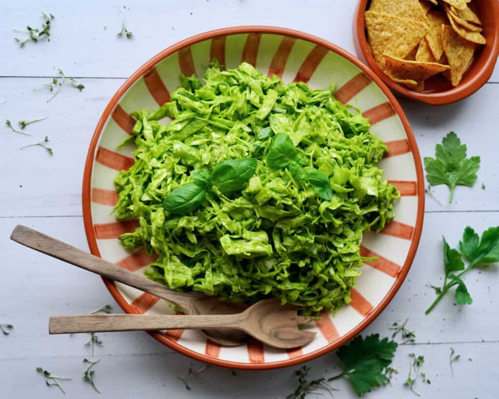 Green goddess salat - grøn salat med green goddess dressing.
