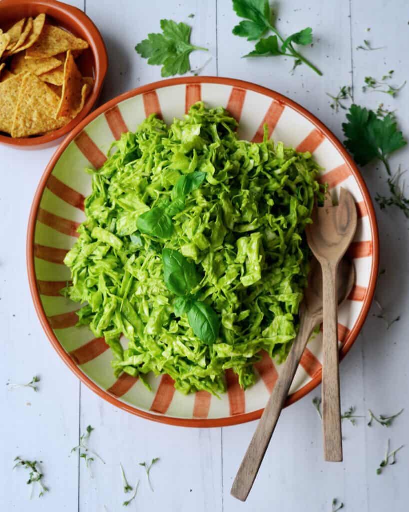 Green goddess salat - grøn salat med green goddess dressing.