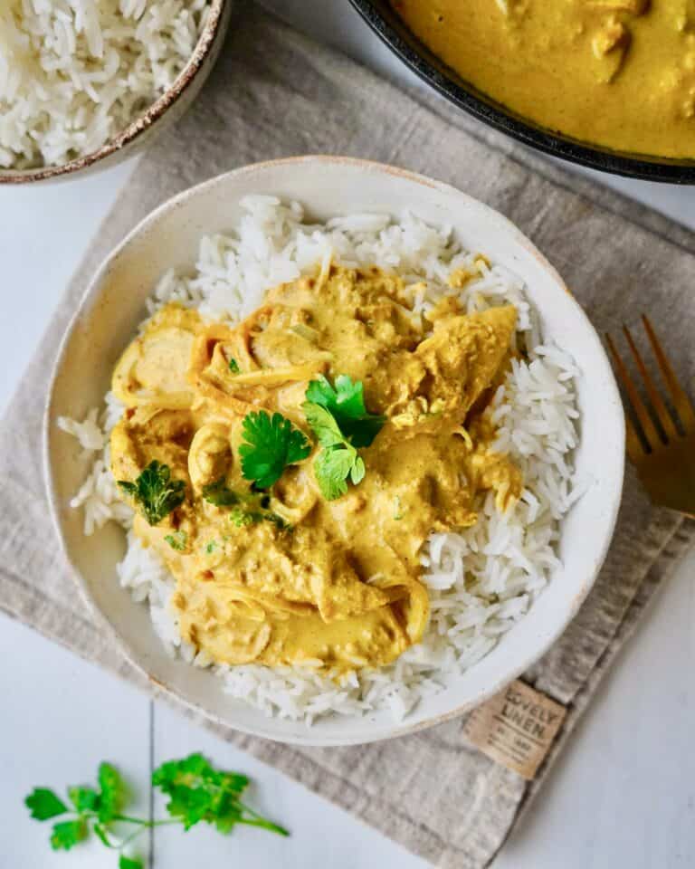 Butter chicken - hjemmelavet butter chicken serveret med ris