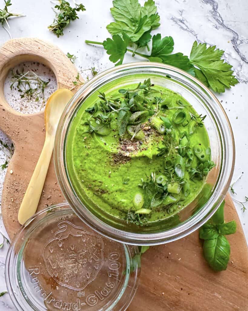 Green Goddess Dressing - Hjemmelavet grøn dressing med avocado og spinat.