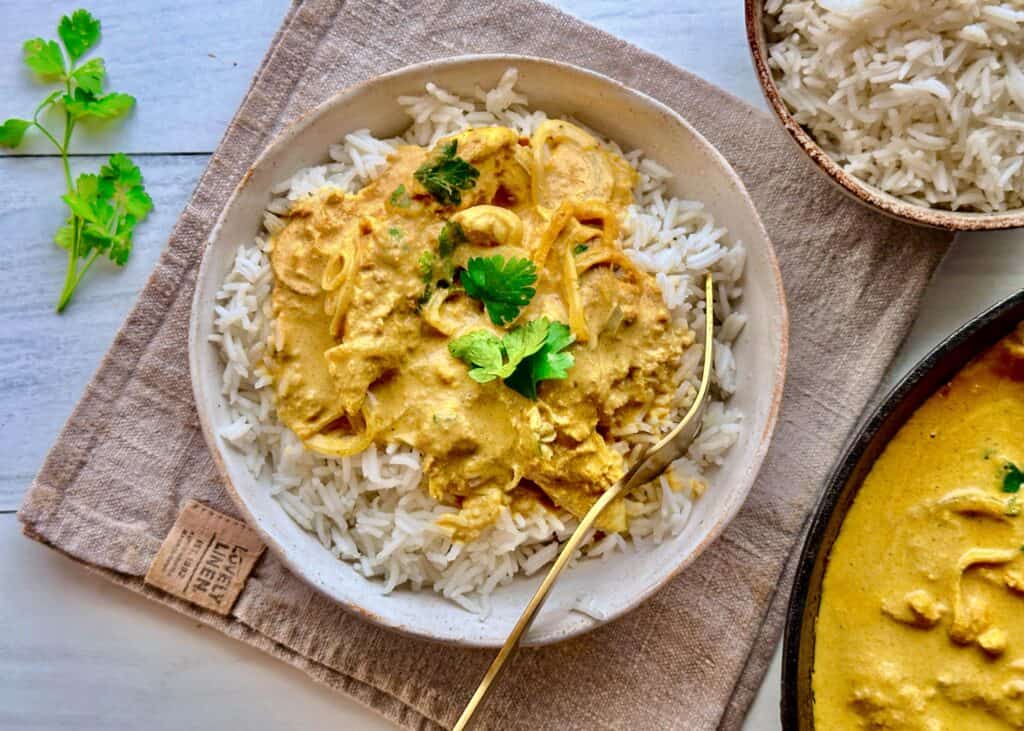 Butter chicken - hjemmelavet butter chicken serveret med ris
