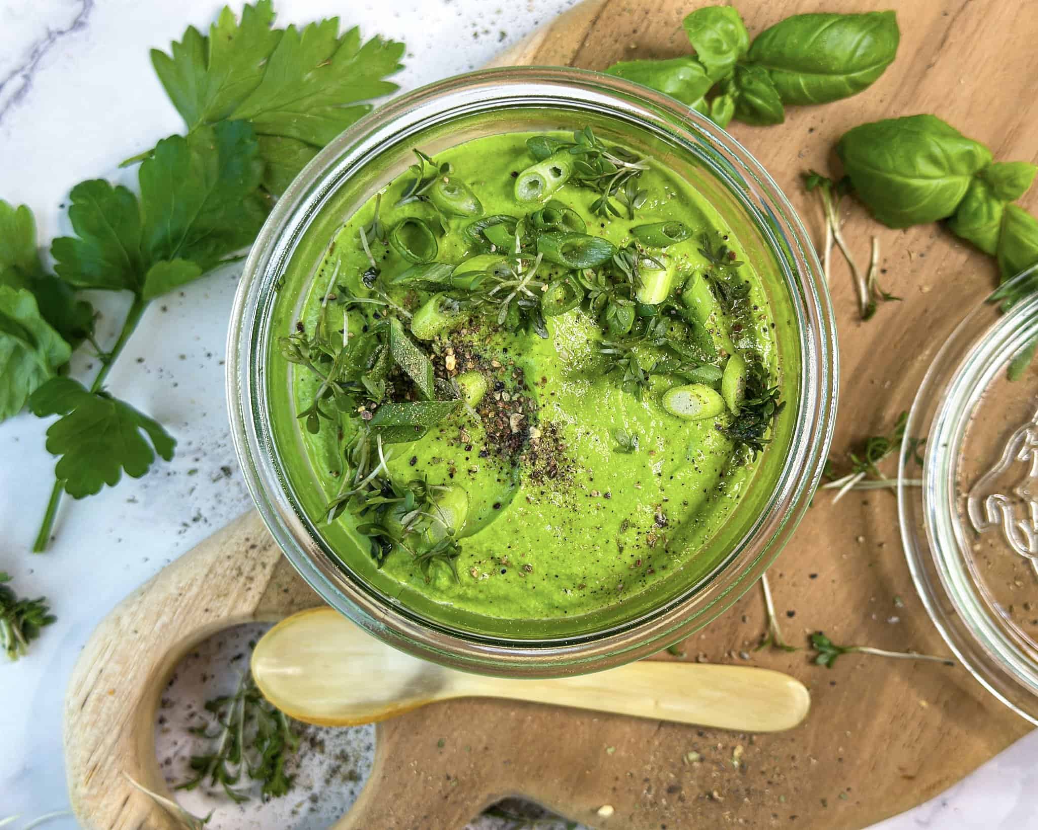 Green Goddess Dressing - Hjemmelavet grøn dressing med avocado og spinat.