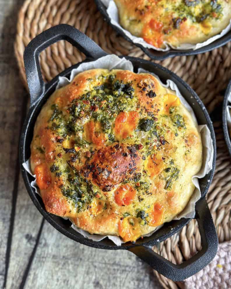 Focaccia med ost og hvidløgssmør - bagt i lille bradepande eller små jernpander.