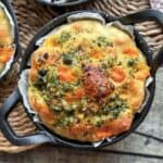 Focaccia med ost og hvidløgssmør - bagt i lille bradepande eller små jernpander.