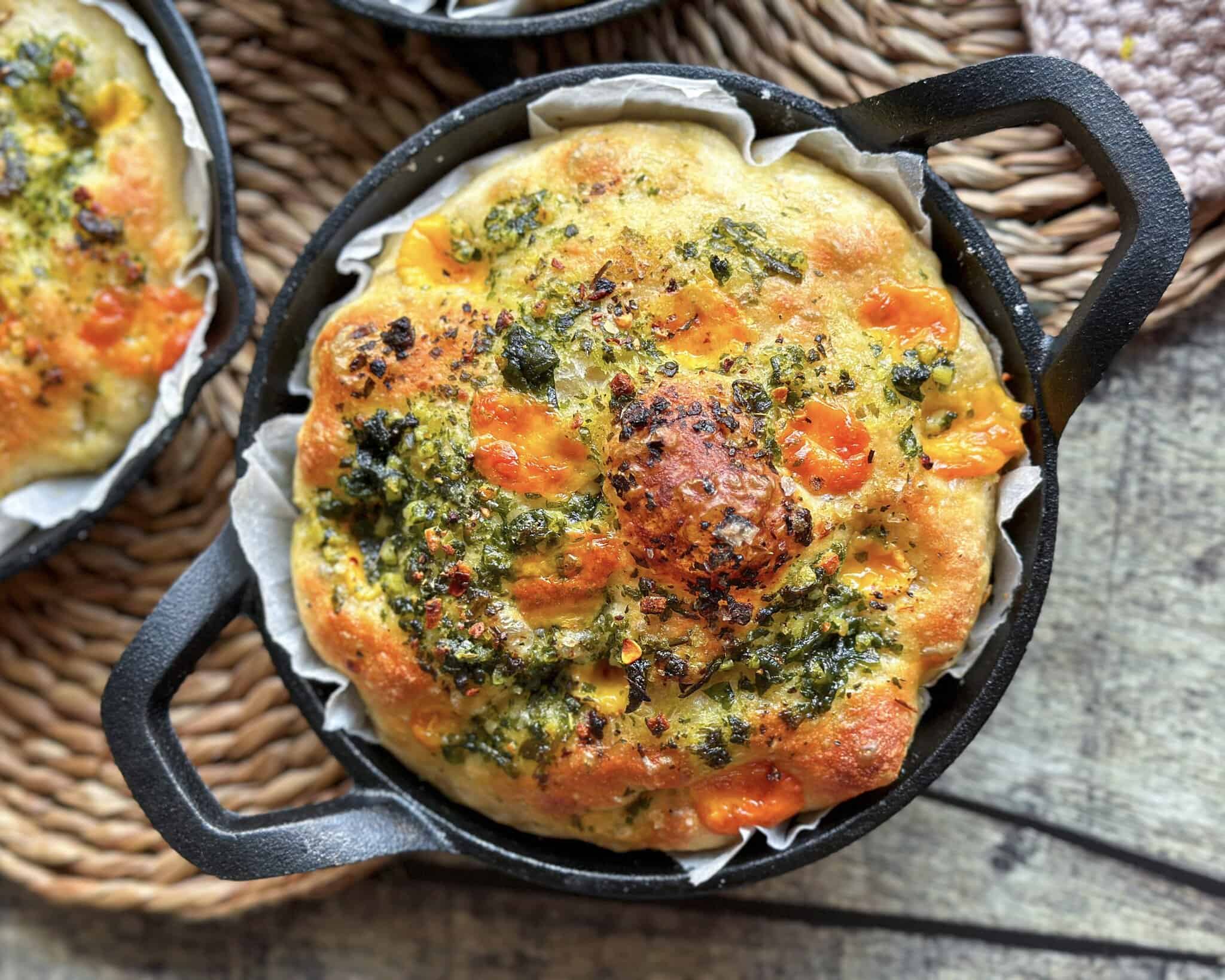 Focaccia med ost og hvidløgssmør - bagt i lille bradepande eller små jernpander.