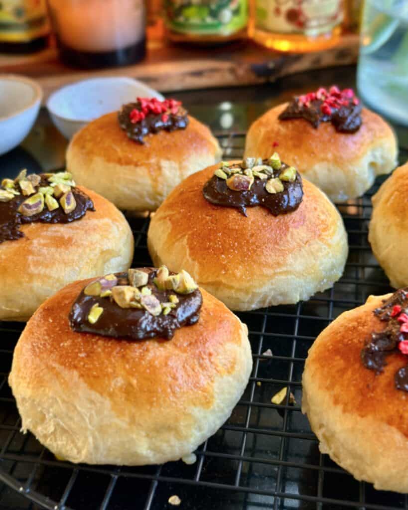 Fastelavnsboller med creme - hjemmelavede gammeldags fastelavnsboller med creme og remonce.