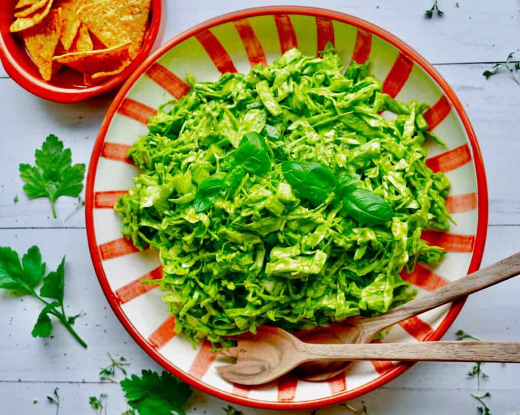 Green Goddess Salat med spidskål og grøn dressing med avocado og spinat.