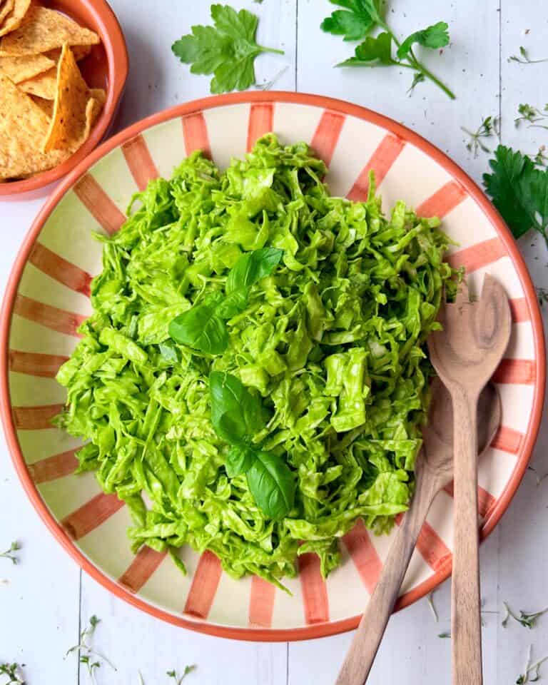 Green goddess salat - grøn salat med green goddess dressing.