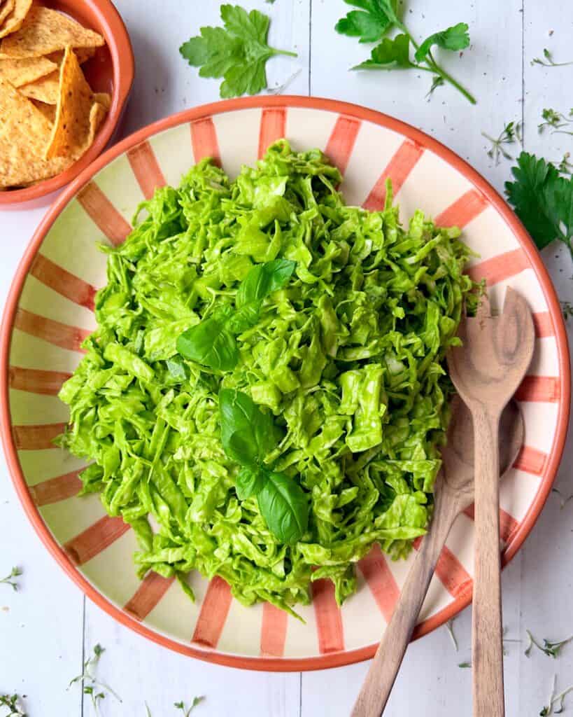 Green goddess salat - grøn salat med green goddess dressing.