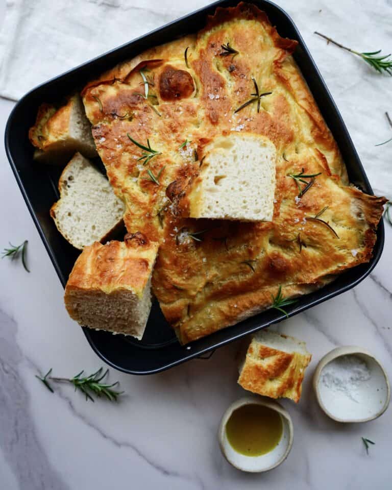 Foccacia med rosmarin - hjemmelavet focaccia brød med rosmarin og flagesalt