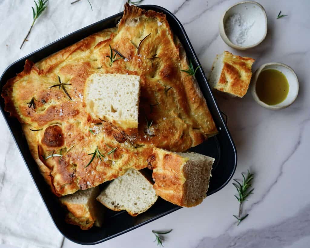 Foccacia med rosmarin - hjemmelavet focaccia brød med rosmarin og flagesalt