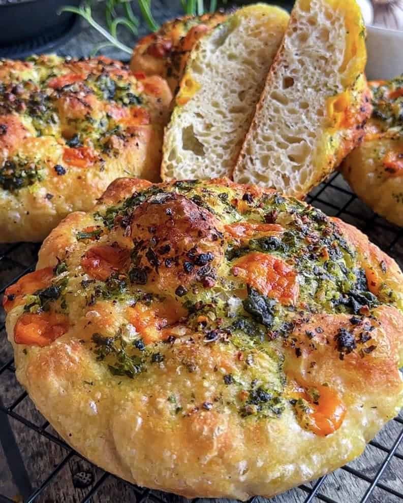 Focaccia med ost og hvidløgssmør - bagt i lille bradepande eller små jernpander.