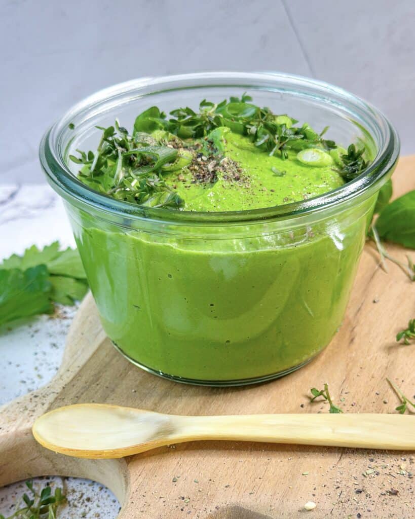 Green Goddess Dressing - Hjemmelavet grøn dressing med avocado og spinat.