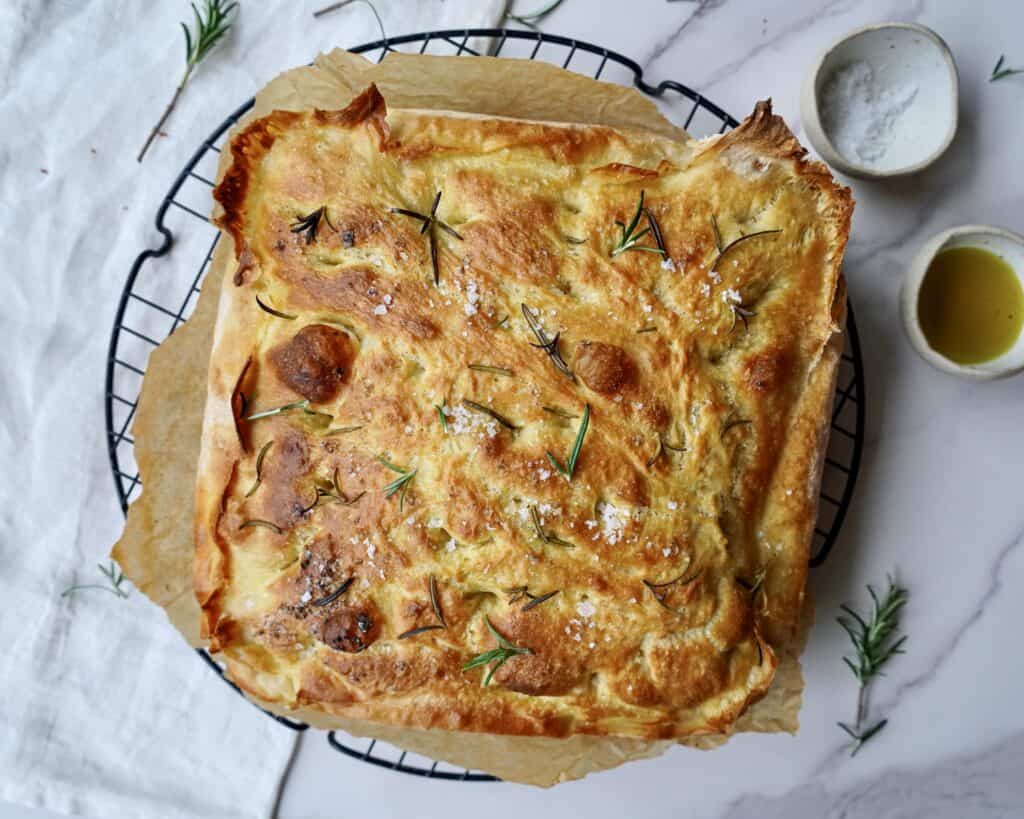 Foccacia med rosmarin - hjemmelavet focaccia brød med rosmarin og flagesalt