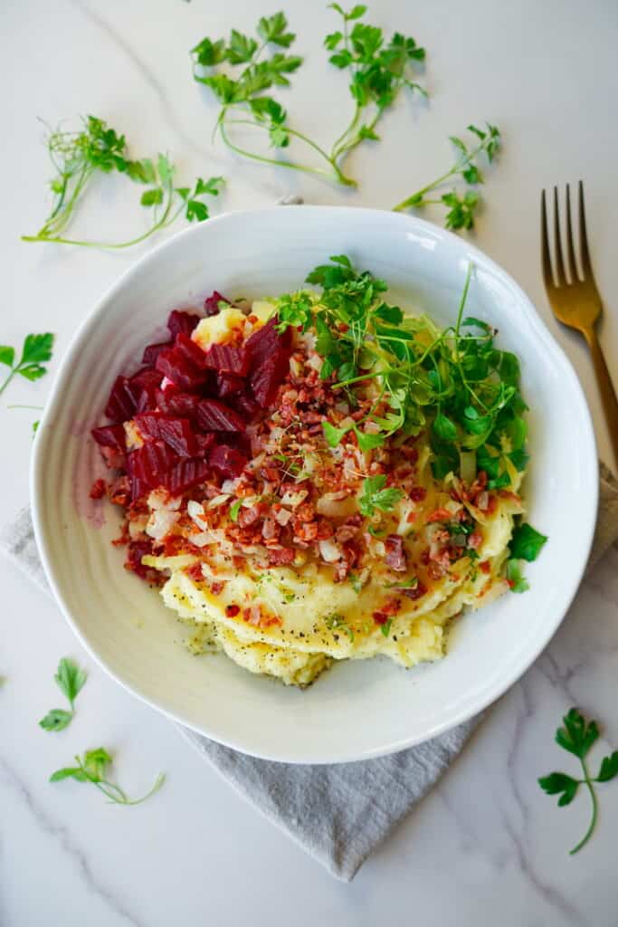 Brændende kærlighed - luftig kartoffelmos med sprødstegt bacon og bløde løg. Serveret i skål med rødbeder og friske krydderurter.