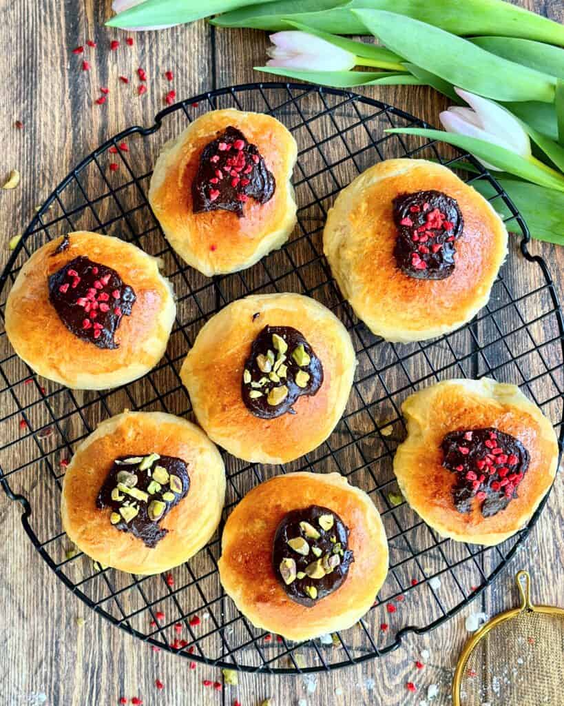 Fastelavnsboller med creme - hjemmelavede gammeldags fastelavnsboller med creme og remonce.