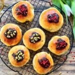 Fastelavnsboller med creme - hjemmelavede gammeldags fastelavnsboller med creme og remonce.