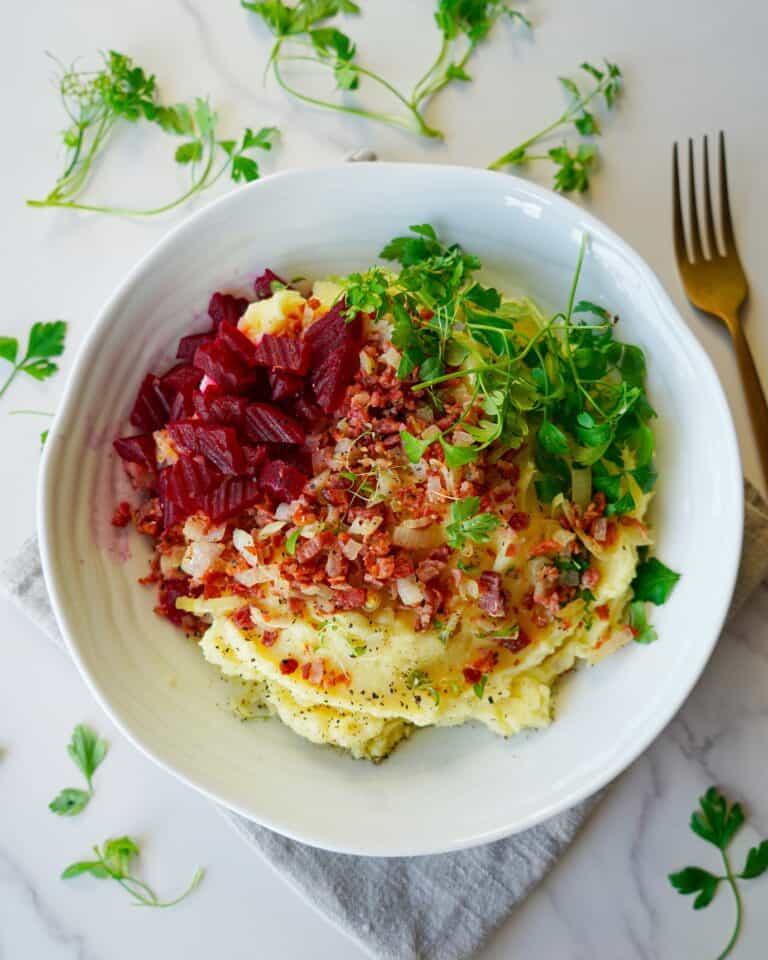 Brændende kærlighed med kartoffelmos og sprød bacon.