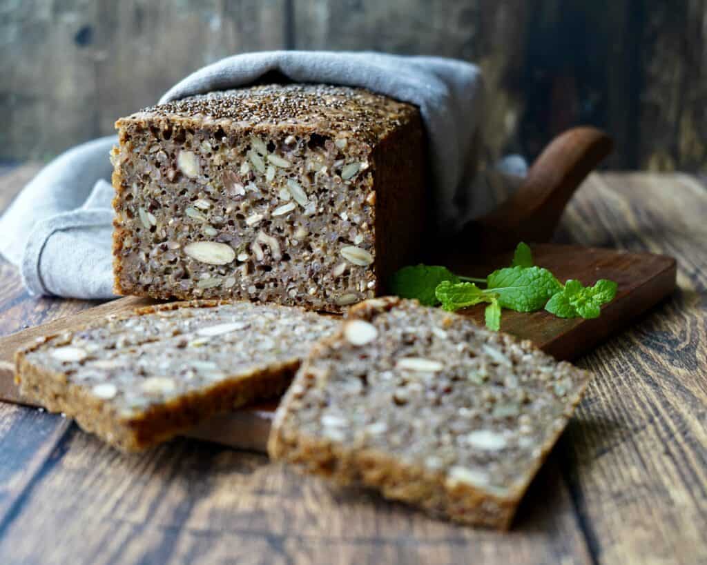 Rugbrød med surdej - hjemmebagt rugbrød med surdej, kerner og nødder.