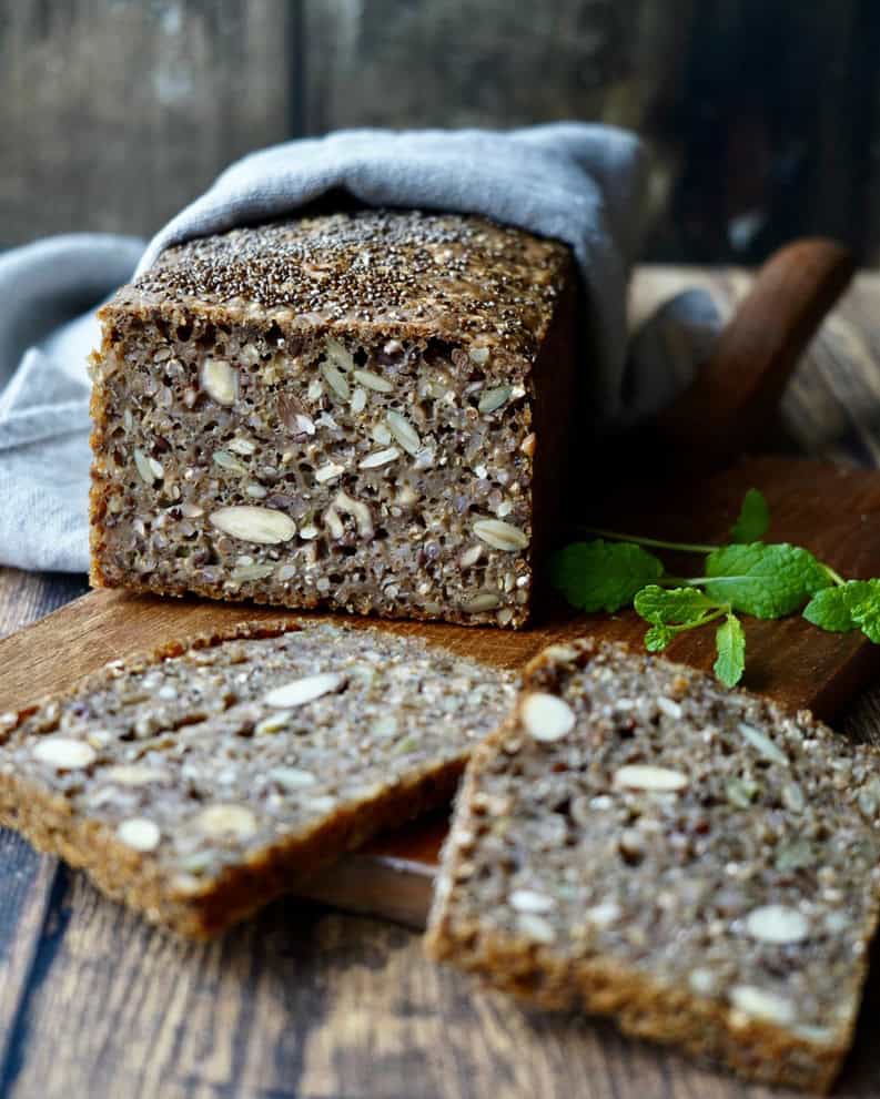 Rugbrød med surdej - hjemmebagt rugbrød med surdej, kerner og nødder.