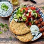 Græske spyd med kødboller, græsk salat og tzatziki