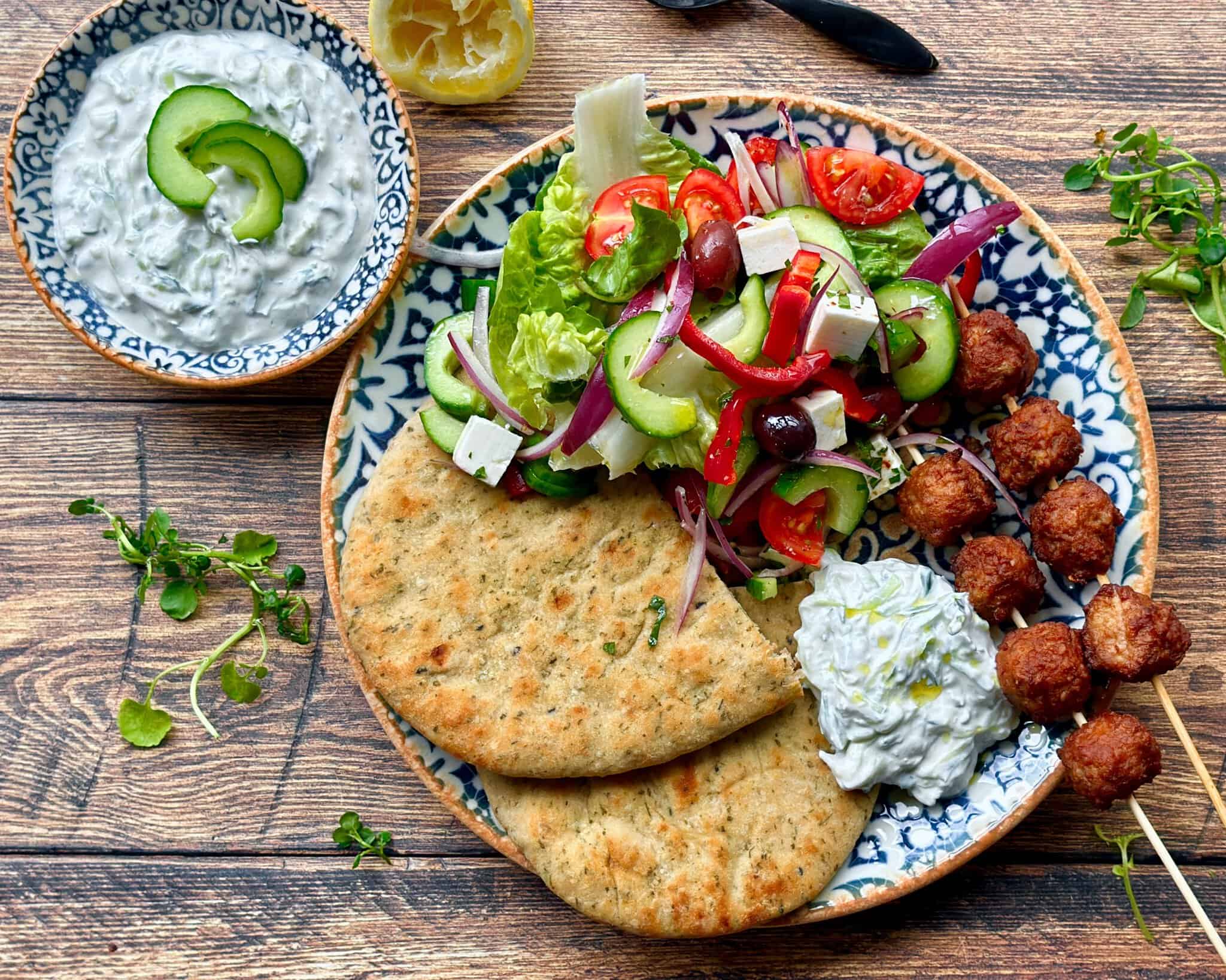 Græske spyd med kødboller, græsk salat og tzatziki