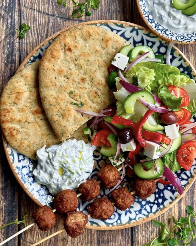 Græske spyd med kødboller, græsk salat og tzatziki