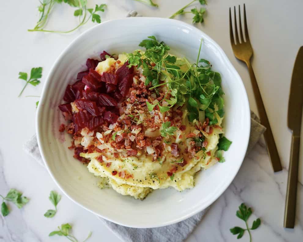 Brændende kærlighed med kartoffelmos og sprød bacon.