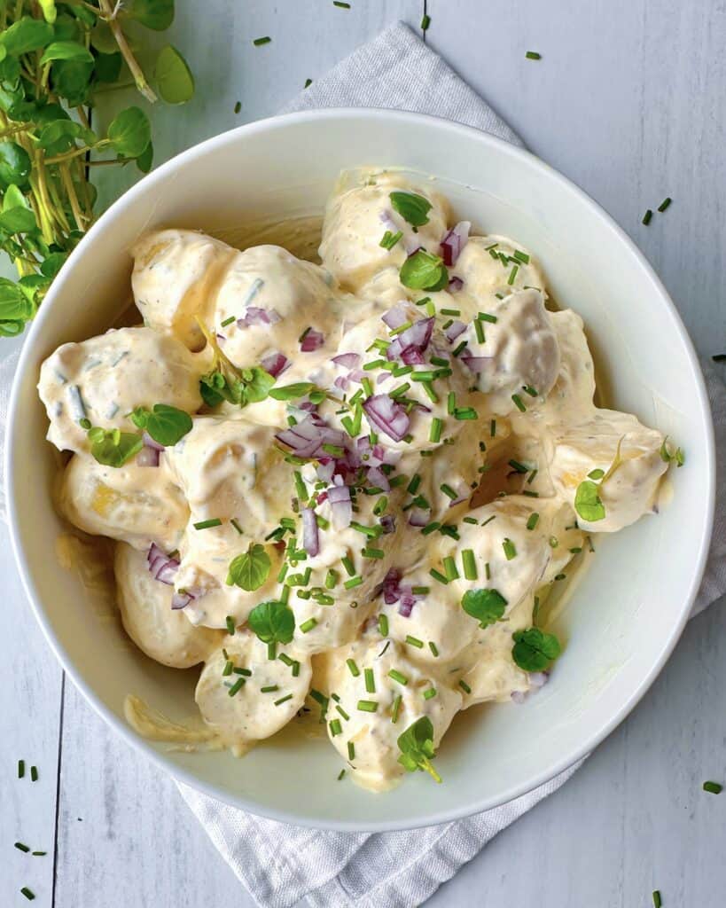 Karry kartoffelsalat - hjemmelavet kartoffelsalat med karrydressing.