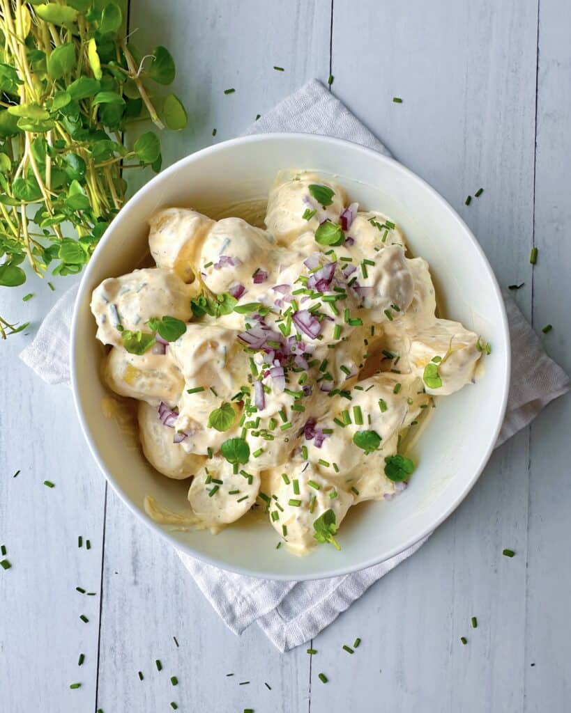 Karry kartoffelsalat - hjemmelavet kartoffelsalat med karrydressing.