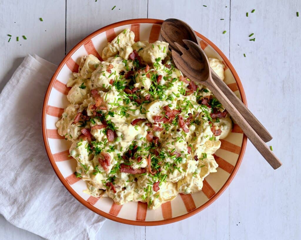 Hjemmelavet kartoffelsalat med blomkål og bacon.