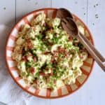 Hjemmelavet kartoffelsalat med blomkål og bacon.