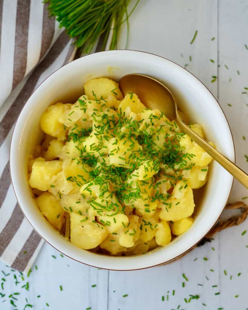 Varm kartoffelsalat - klassisk varm kartoffelsalat med purløg