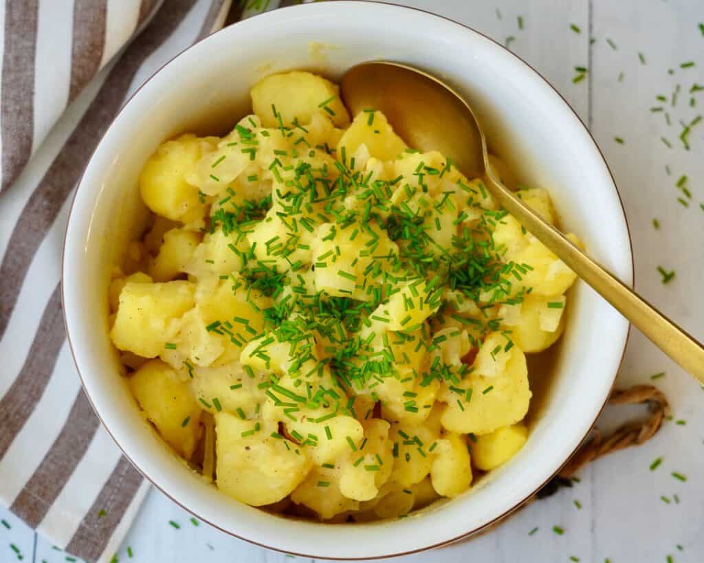 Varm kartoffelsalat - klassisk varm kartoffelsalat med purløg