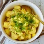 Varm kartoffelsalat - klassisk varm kartoffelsalat med purløg