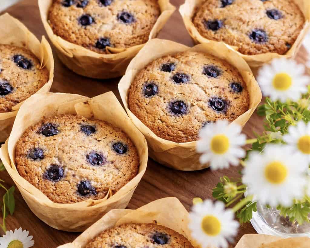 Blåbærmuffins - Hjemmebagte muffins med blåbær og hvid chokolade.