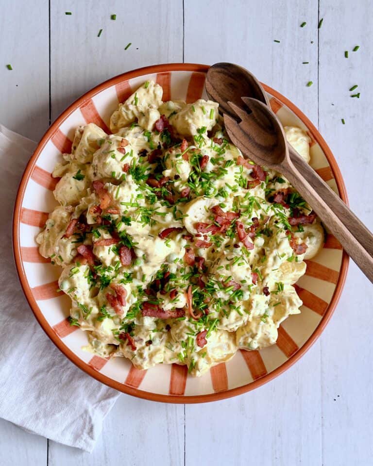 Hjemmelavet kartoffelsalat med blomkål og bacon.