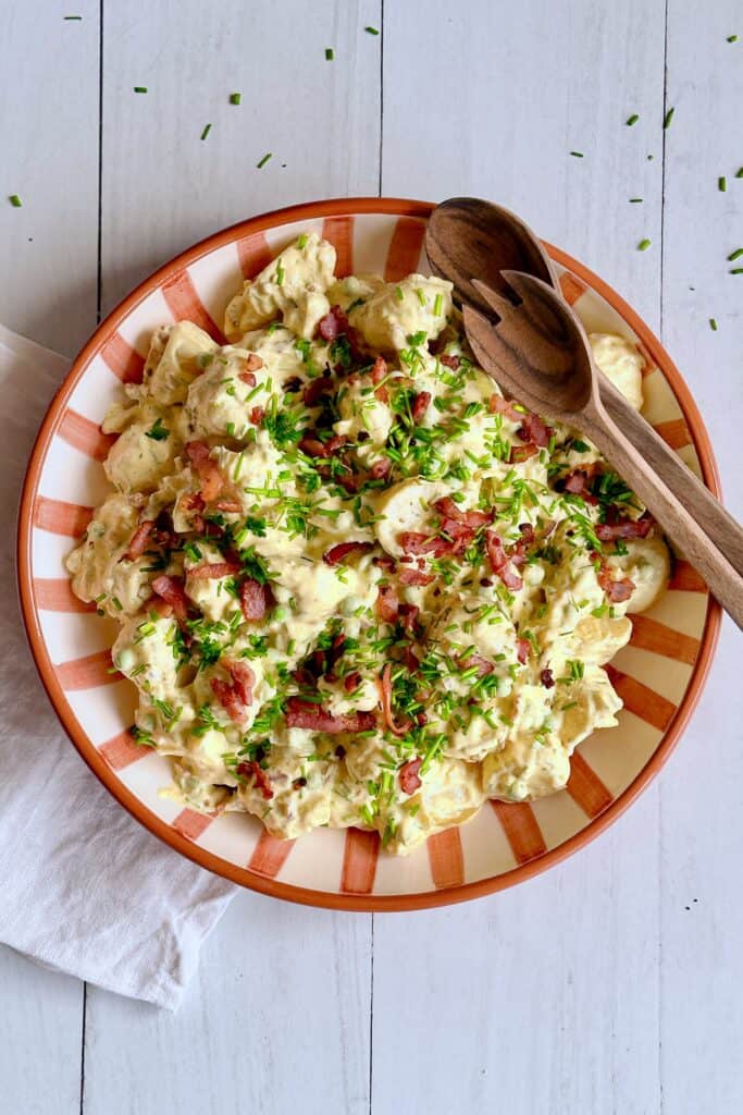 Hjemmelavet kartoffelsalat med blomkål og bacon.