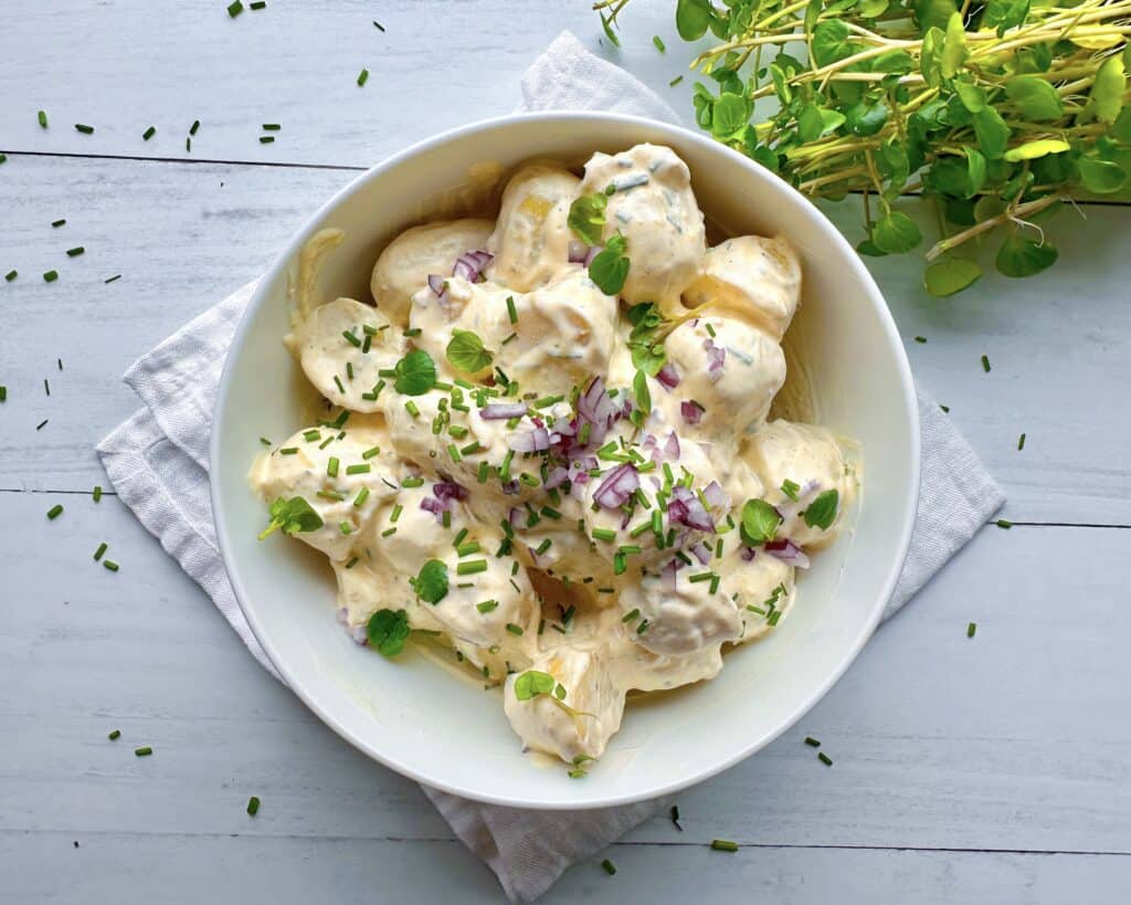 Karry kartoffelsalat - hjemmelavet kartoffelsalat med karrydressing.