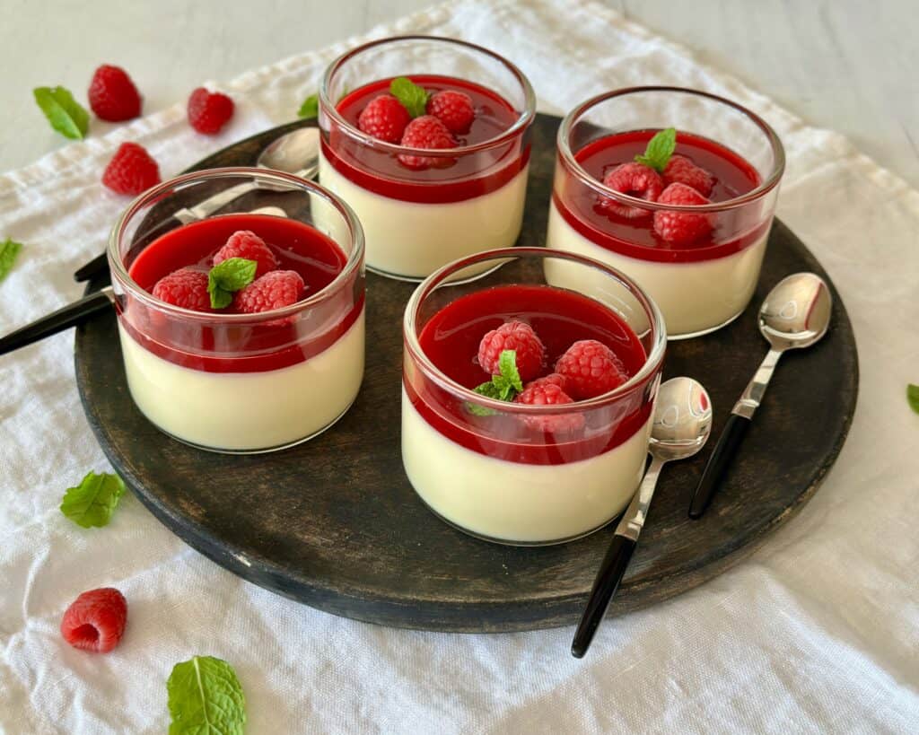 Panna cotta med hindbær coulis